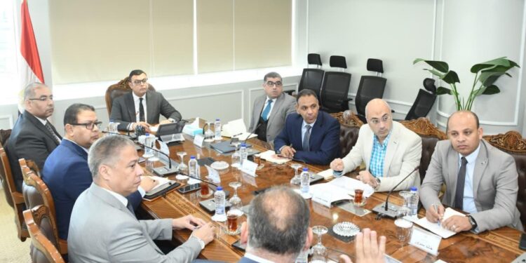 وزير الإسكان يعقد اجتماعاً مع مسئولي شركة “فاوندرز للتطوير العقاري” لبحث فرص التعاون وآليات تسويق عددٍ من مشروعات الوزارة