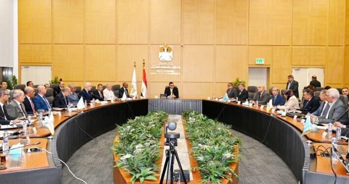 وزير الإسكان يتابع موقف مشروعات مياه الشرب والصرف الصحي ضمن المبادرة الرئاسية “حياة كريمة” بمحافظتي الفيوم والمنيا