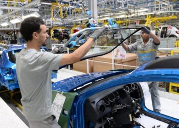 الحوافز المقدمة لمصنعي السيارات في إطار البرنامج الوطني لتنمية صناعة السيارات واشتراطات الاستفادة