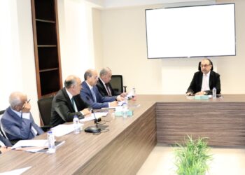 وزير قطاع الأعمال يواصل لقاءاته الدورية مع قيادات الشركات القابضة: تعظيم العوائد من الأصول أولوية في استراتيجية الوزارة