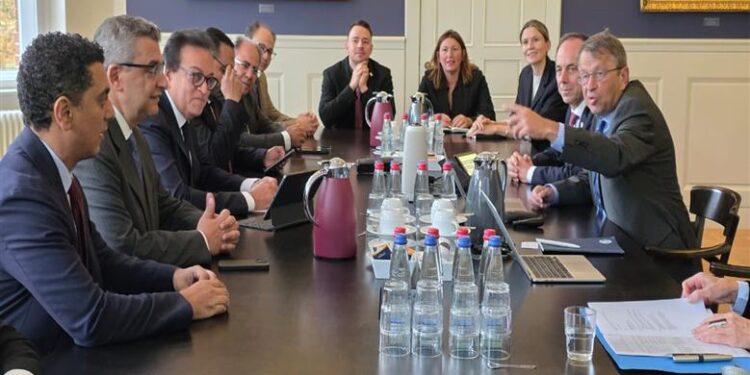 وزير الصحة يبحث مع جامعة «شاريتيه» التعاون في مجالات التدريب الطبي والبحث العلمي والتحول الرقمي الصحي