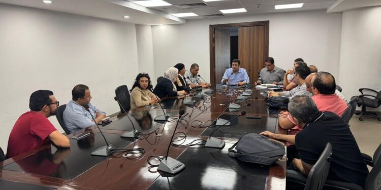 مسئولو جهاز مدينة القاهرة الجديدة يلتقون عدداً من سكان المدينة لمناقشة مطالبهم ومقترحاتهم