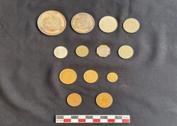 اكتشاف كبسولة رصاصية نادرة تحتوي على مجموعة عملات تاريخية في حي وسط الإسكندرية