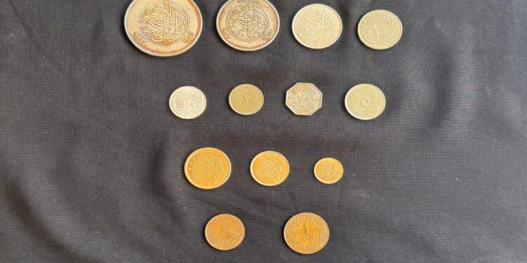 اكتشاف كبسولة رصاصية نادرة تحتوي على مجموعة عملات تاريخية في حي وسط الإسكندرية