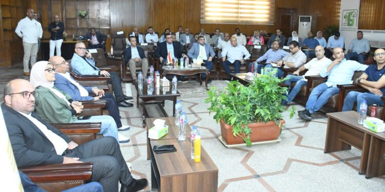 وزير الاسكان يعقد اجتماعا مع رؤساء أجهزة مدن غرب القاهرة لمتابعة ملفات العمل