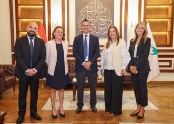 البريد وفيزا يبحثان توسيع الشراكة لتعزيز الخدمات المالية الرقمية