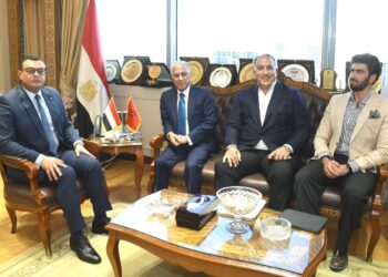 وزير الإسكان يلتقي السفير المغربي لبحث أوجه التعاون بين مصر والمغرب