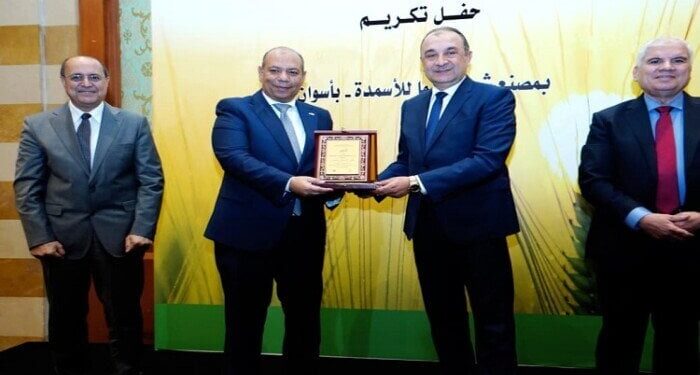 وزير قطاع الأعمال يشهد تكريم عدد من الشركات المصرية المشاركة في أعمال صيانة بشركة “كيما”