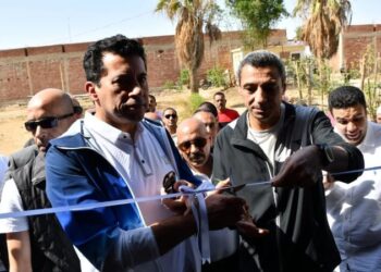 وزير الشباب والرياضة ومحافظ السويس يفتتحان قاعة تخاطب وملعب أكريليك بمركز شباب الجناين