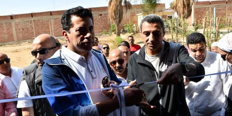 وزير الشباب والرياضة ومحافظ السويس يفتتحان قاعة تخاطب وملعب أكريليك بمركز شباب الجناين