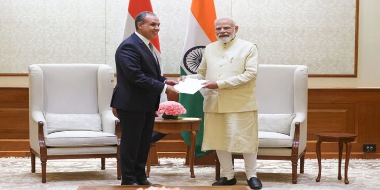 وزير الخارجية يسلم رسالة خطية من رئيس الجمهورية الى رئيس وزراء الهند