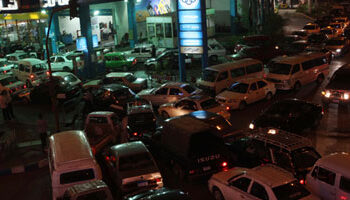 زحام في محطات الوقود قبل تطبيق زيادة أسعار البنزين الجديدة