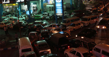 زحام في محطات الوقود قبل تطبيق زيادة أسعار البنزين الجديدة