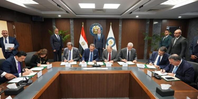 وزير البترول والثروة المعدنية يشهد توقيع عقد تمويل مشروع الإيثانول الحيوي مع تحالف مصرفي