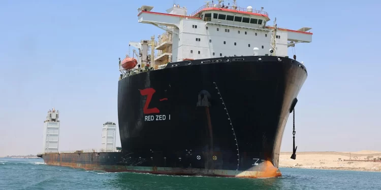 أسامة ربيع:” نجاح جهود الإنقاذ البحري في التعامل الفوري مع حادث جنوح إحدى ناقلات النفط خلال عبورها للقناة