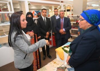وزيرة التضامن تتفقد جناح معرض “ديارنا للحرف اليدوية والتراثية” بمطار شرم الشيخ الدولي