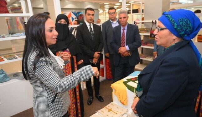 وزيرة التضامن تتفقد جناح معرض “ديارنا للحرف اليدوية والتراثية” بمطار شرم الشيخ الدولي