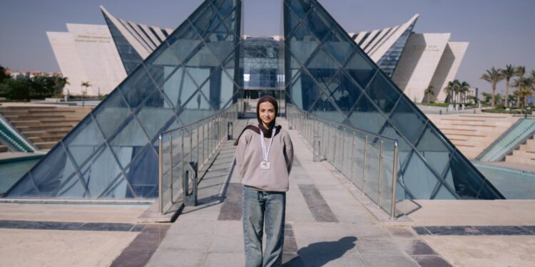 جامعة مصر للمعلوماتية تفوز بميداليتين فضية وبرونزية في بطولة ” مصر الدولية الأولى للناشئين في الريشة الطائرة”