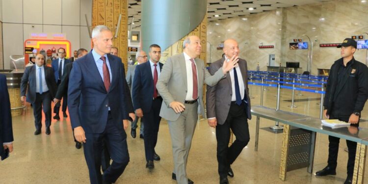 وزارة الطيران تنظم جولة تفقدية لمحرري شؤون قطاع الطيران بمطار سفنكس الدولي