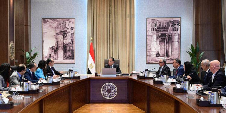 رئيس الوزراء يلتقى رئيس مجلس إدارة مجموعة أروجلو القابضة العالمية لبحث التعاون في إدارة وتشغيل عدد من مصانع الغزل والنسيج