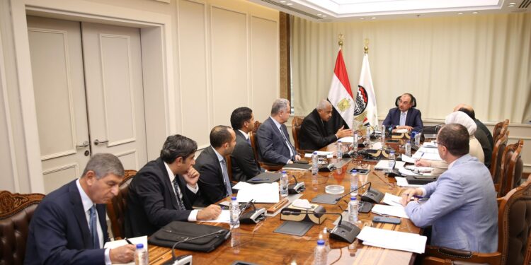 وزير قطاع الأعمال العام يبحث مع مجموعة “طلعت مصطفى” تعزيز التعاون في المشروعات السياحية والفندقية