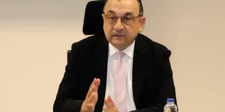 وزير قطاع الأعمال يواصل لقاءاته الدورية مع قيادات الشركات القابضة: تعظيم العوائد من الأصول أولوية في استراتيجية الوزارة