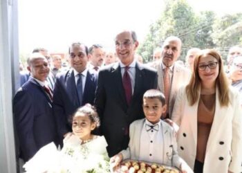 وزير الاتصالات يزور مدرسة WE للتكنولوجيا التطبيقية ومركز مبيعات قنا المستجدة التابع لشركة   WE