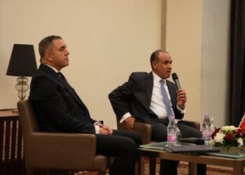 وزير الخارجية يلتقي أعضاء الجالية المصرية في الجزائر