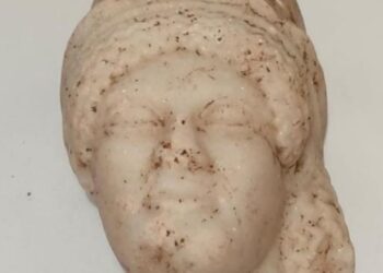 اكتشاف قناع أثري لامرأة من القرن الرابع قبل الميلاد في قرطاج