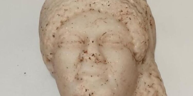 اكتشاف قناع أثري لامرأة من القرن الرابع قبل الميلاد في قرطاج
