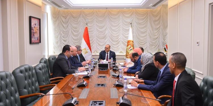 وزير العمل يبحث مع قيادات الهيئة القومية للتأمينات الاجتماعية تعزيز التعاون في ملفات الحماية الاجتماعية