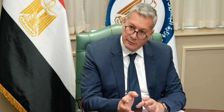 وزارة البترول: التحقيق في واقعة سقوط برج أحد أجهزة الحفر  وخروج اثنين من المصابين الثلاثة