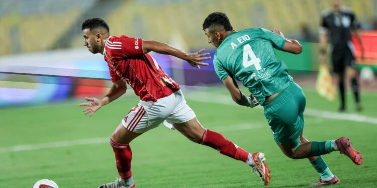 انتهاء الشوط الأول من مباراة الأهلى والمصرى بالتعادل السلبى