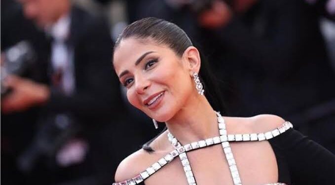 كنت ألعب مع الأولاد.. منى زكي تتحدث عن طفولتها وحبها للحواوشي أثناء السفر