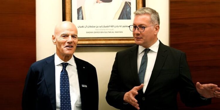 وزير البترول يبحث مع رئيس إيني الإيطالية تسريع برامج الاستكشاف والإنتاج ونقل الغاز القبرصي لمصر