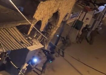 طيران الاحتلال يضرب غزة .. وقوات إسرائيلية تقتحم مناطق بالضفة الغربية