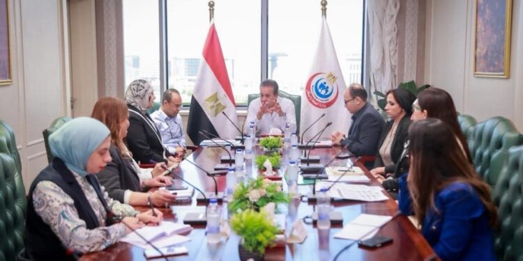 وزير الصحة يترأس اجتماعاً لتطوير خدمات العلاج الطبيعي ومعامل التحاليل بمستشفيات القطاع العلاجي