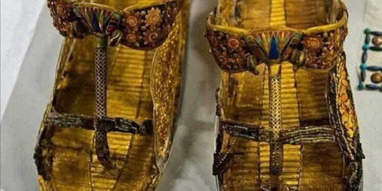 «خطوات ملكية على أرض الخلود».. المتحف المصري الكبير يعرض لأول مرة أحذية وصنادل توت عنخ آمون