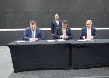 وزير الصناعة يشهد توقيع عقد إدارة وتشغيل شبكة القطار الكهربائى السريع