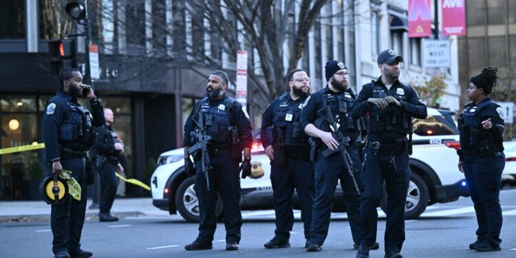 إطلاق نار وغلق جميع الطرق المؤدية إلى البيت الأبيض