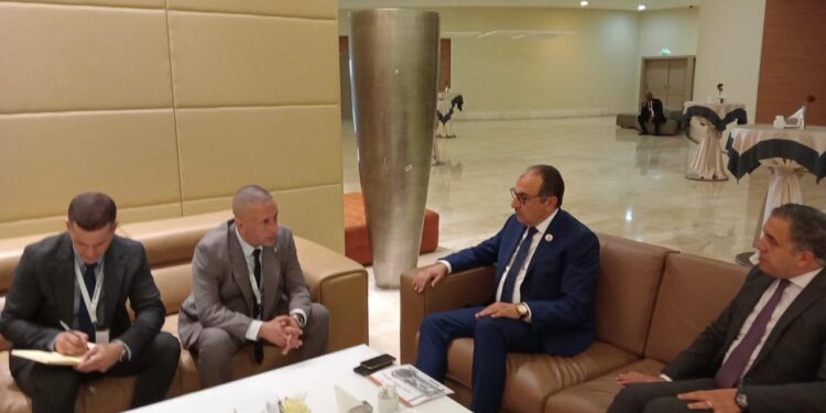 وزير قطاع الأعمال يلتقي المدير العام لمؤسسة تطوير صناعة السيارات في الجزائر لبحث التعاون المشترك