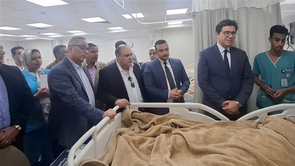 وزير الثقافة يزور طلاب أسوان المصابين في حادث طريق إسنا للاطمئنان على حالتهم الصحية