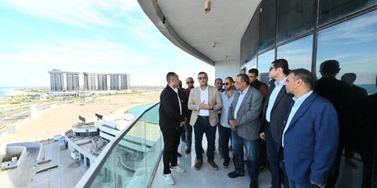 وزير الإسكان يتفقد برج LD08 ضمن الأبراج الشاطئية وكومبوند” مزارين” بمدينة العلمين الجديدة