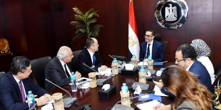 وزير الاستثمار والتجارة الخارجية يبحث مع وفد شركة ” بروميتيون ” للإطارات مشروعاتها الاستثمارية في مصر