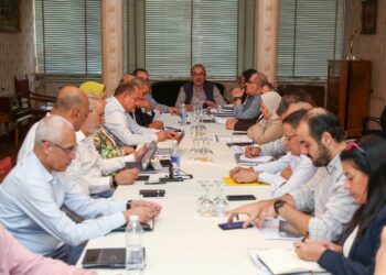 وزير قطاع الأعمال يعقد اجتماعًا مع الرؤساء التنفيذين لشركات “القابضة للقطن والغزل والنسيج”