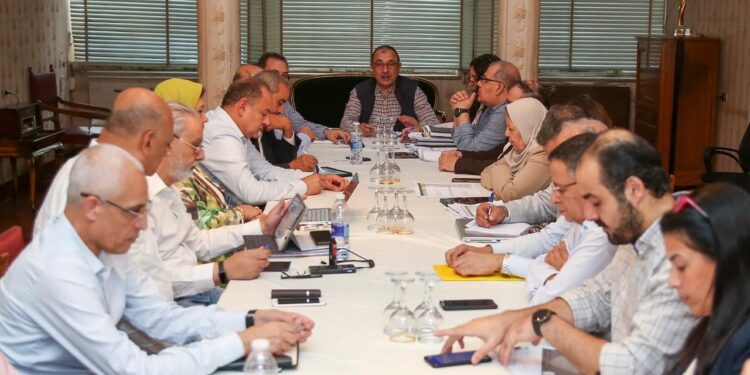 وزير قطاع الأعمال يعقد اجتماعًا مع الرؤساء التنفيذين لشركات “القابضة للقطن والغزل والنسيج”