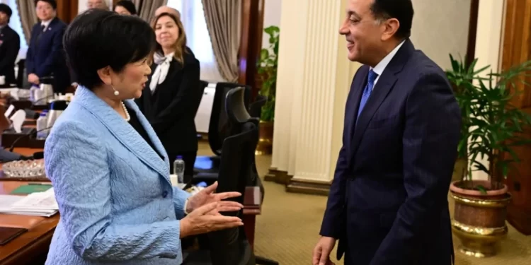 رئيس الوزراء يلتقي محافظ طوكيو والوفد المرافق لها