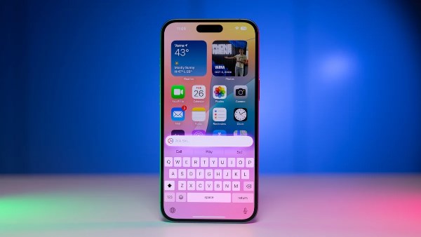 iOS 26.2 يتيح للمستخدمين اختيار مساعد صوتي افتراضي غير Siri لأول مرة