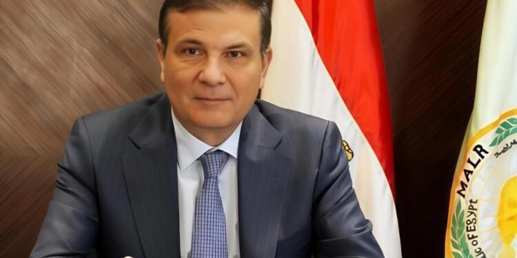 وزير الزراعة يحيل مسؤولي 4 جمعيات زراعية وموظفين عموميين للنيابة العامة في 4 محافظات