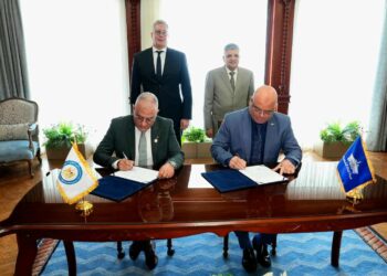 البترول وقناة السويس توقعان مذكرة تفاهم حول الإجراءات التنفيذية لإنشاء محطة لإسالة وتموين الغاز الطبيعي المسال